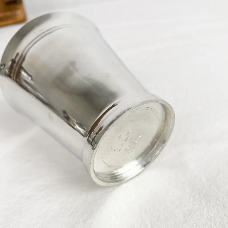Timbale de naissance en étain brillant