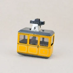 Téléphérique mécanique jaune