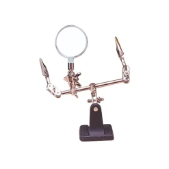 Troisième main avec loupe