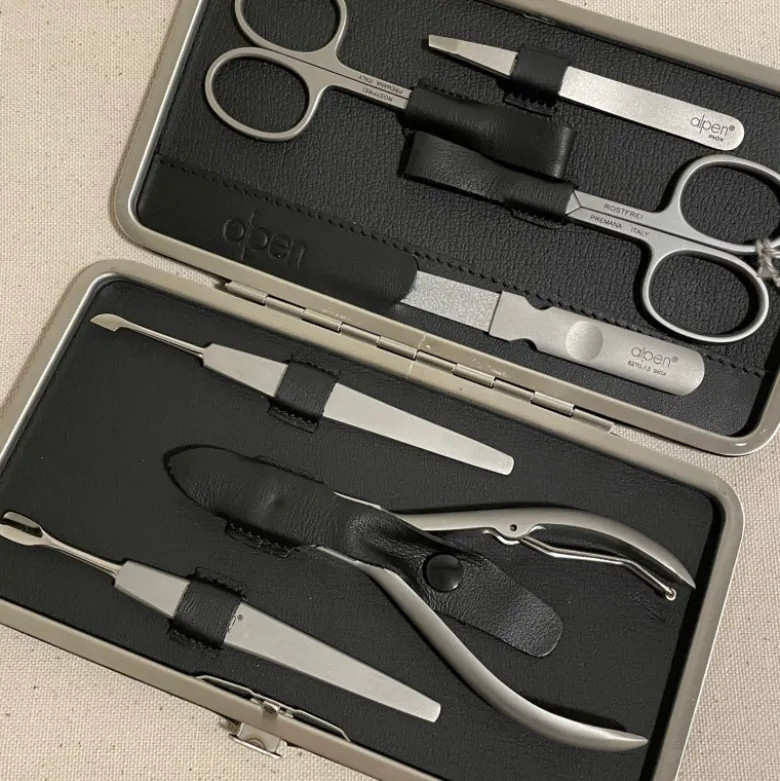 Trousse manucure 7 pièces cuir noir