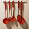 Ustensiles de cuisine rouges et fixation